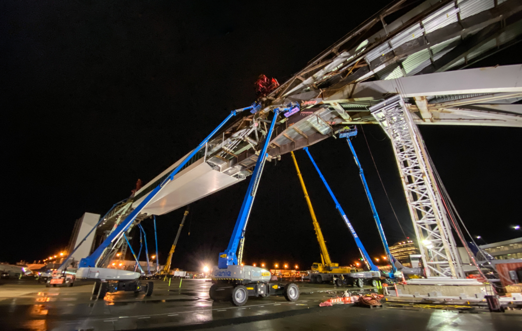 גשר הולכי הרגל הארוך בעולם מעל מסלול הסעה פעיל בנמל התעופה סיאטל-טקומה